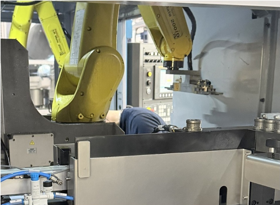 Robot industriel intégré à une machine-outil